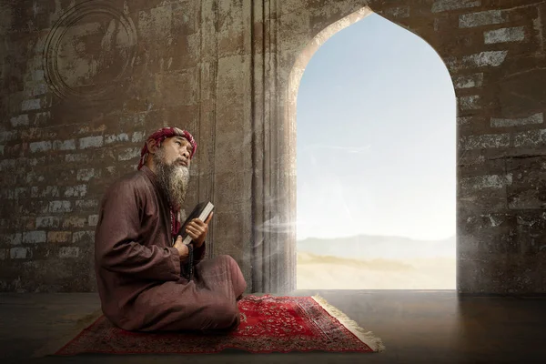 Muslim Pria Dengan Jenggot Mengenakan Keffiyeh Dengan Agal Memegang Quran — Stok Foto