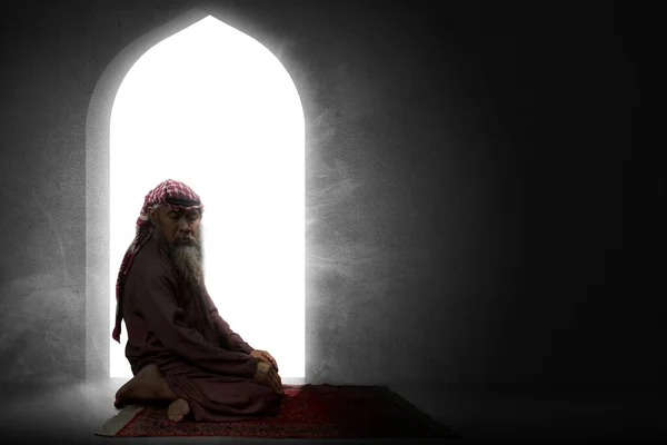 穆斯林男子 留着胡子 头戴头巾 头戴伊斯兰头巾 头戴穆斯林头巾 在清真寺内的小地毯上祈祷 — 图库照片
