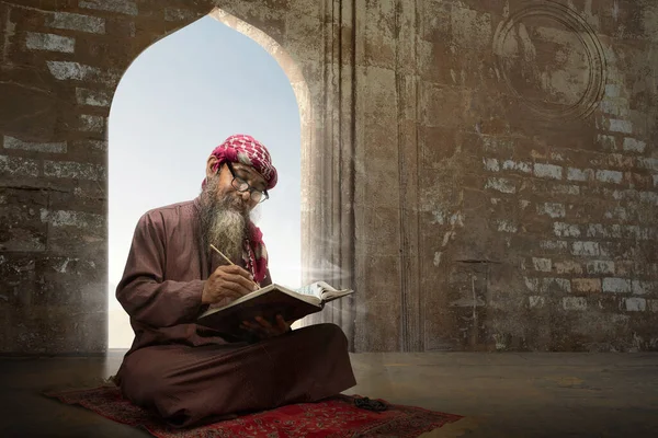 Мусульманин Бородой Кеффие Агальным Сидением Чтением Корана Молитвенном Ковре Внутри — стоковое фото
