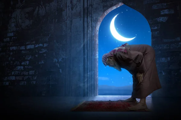 Мусульманин Бородой Носит Кеффийе Агалом Молитвенном Положении Молитва Молитвенном Ковре — стоковое фото
