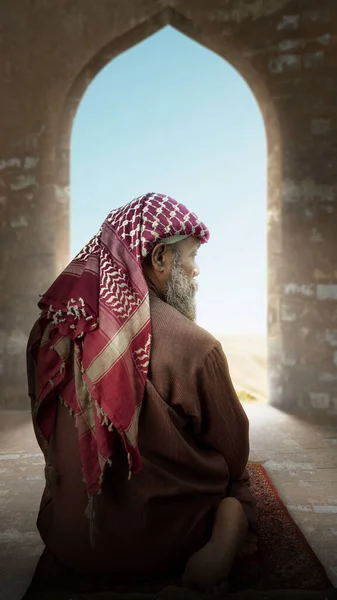 Sakallı Sakallı Müslüman Bir Adam Caminin Içindeki Halıda Namaz Kılıyor — Stok fotoğraf