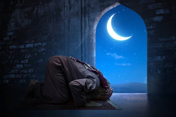 穆斯林男子 留着胡子 头戴头巾 头戴伊斯兰头巾 头戴穆斯林头巾 在清真寺内的小地毯上祈祷 — 图库照片