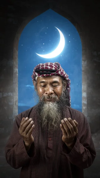 穆斯林男子 留着胡子 头戴头巾 头戴头巾 高举双手到清真寺祈祷 — 图库照片