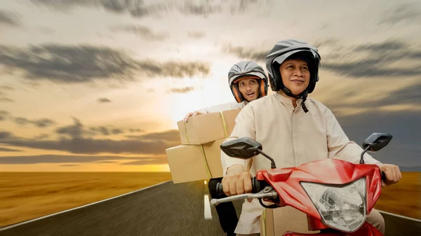 Familia Musulmana Asiática Llevando Una Caja Una Motocicleta Yendo Mudik — Foto de Stock