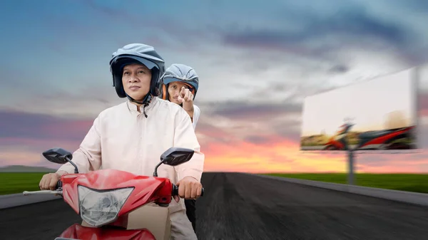 Азиатская Мусульманская Семья Коробкой Мотоцикле Едет Мудиком Родной Город — стоковое фото
