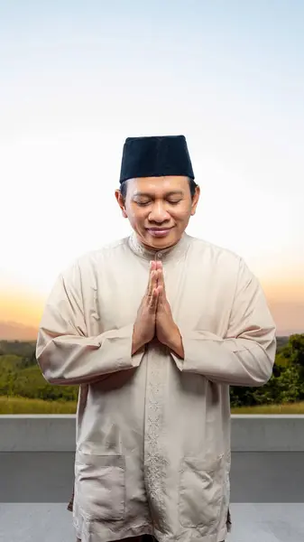 Asijské Muslim Muž Pozdrav Gesto Slunečním Světlem Pozadí — Stock fotografie