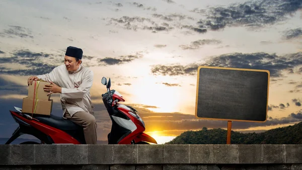 Asiático Muçulmano Homem Amarrando Caixa Motocicleta Preparar Para Mudik Rua — Fotografia de Stock