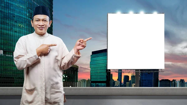 Pria Muslim Asia Menunjuk Billboard Kosong Kota — Stok Foto