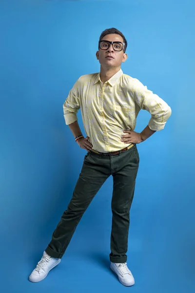 Mężczyzna Okularach Koszuli Tęczowej Bransoletce Kolorowym Tle — Zdjęcie stockowe