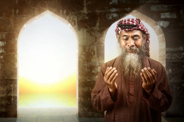 Sakallı Müslüman Bir Adam Caminin Önünde Kaldırırken Agzlı Bir Şekilde — Stok fotoğraf
