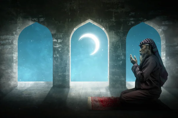 Мусульманин Бородой Кеффие Агалом Молитве Подняв Руки Мечеть — стоковое фото