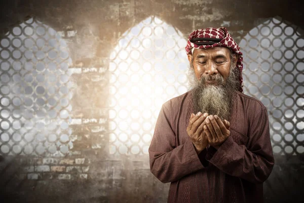 Homem Muçulmano Com Barba Vestindo Keffiyeh Com Ágata Orar Enquanto — Fotografia de Stock