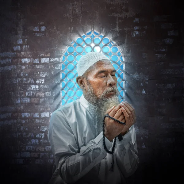 Мусульманин Бородой Белой Кепке Молится Четками Руках Внутри Мечети — стоковое фото