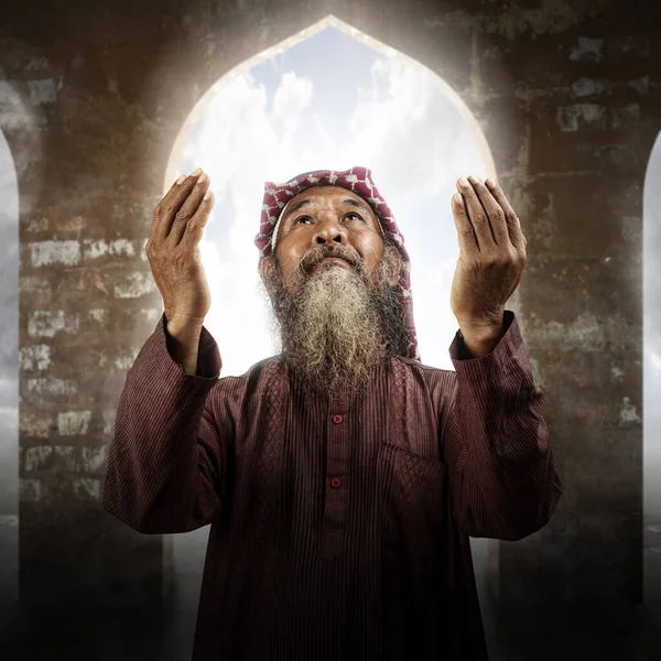 Muszlim Férfi Szakállal Visel Keffiyeh Agal Imádkozva Miközben Felemelte Kezét — Stock Fotó
