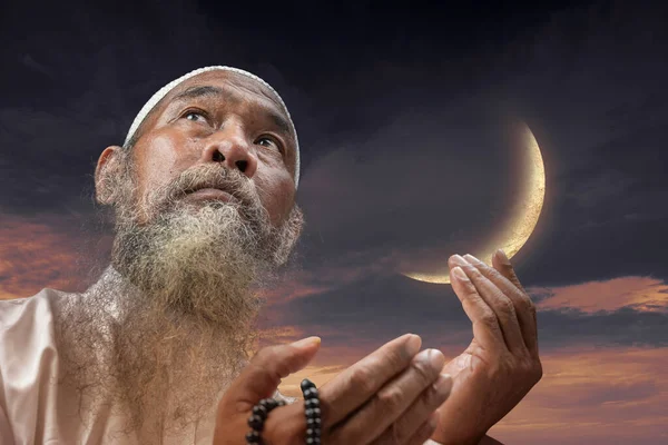 Muslim Man Beard Wearing White Cap Praying Prayer Beads His — Stock Photo, Image