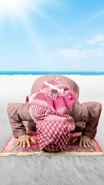 Homem Muçulmano Com Uma Barba Vestindo Keffiyeh Com Ágata Posição — Fotografia de Stock