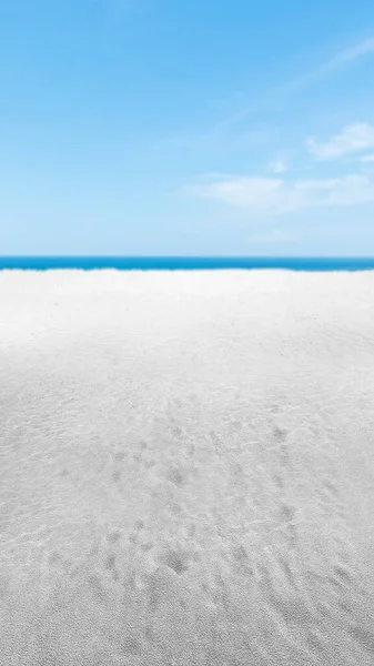 Αμμώδης Παραλία Φόντο Τον Γαλάζιο Ωκεανό Και Τον Γαλάζιο Ουρανό — Φωτογραφία Αρχείου