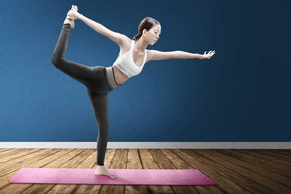 Aziatische Vrouw Doet Yoga Yoga Een Yoga Mat Internationaal Yogadag — Stockfoto