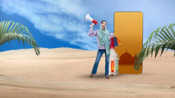 Azji Muzułmanka Chustce Trzymając Megafon Torby Zakupy Kolorowym Tle — Zdjęcie stockowe