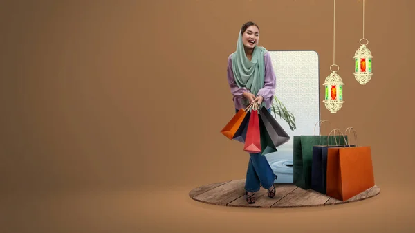 头戴头巾 头戴彩色背景购物袋的亚洲穆斯林妇女 — 图库照片