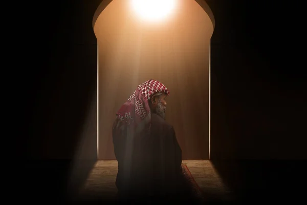 Homem Muçulmano Com Barba Vestindo Keffiyeh Com Ágata Posição Oração — Fotografia de Stock