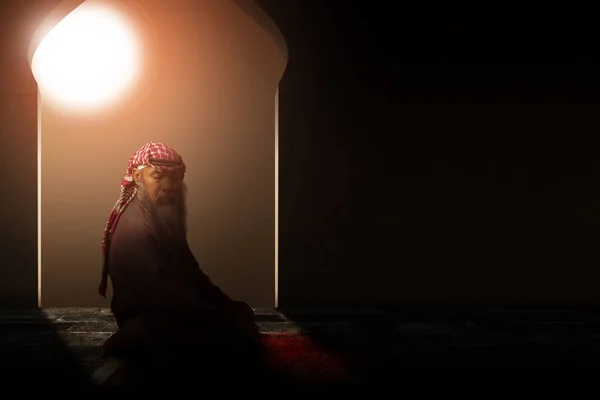 Moslimman Met Een Baard Die Keffiyeh Draagt Met Agal Bidpositie — Stockfoto