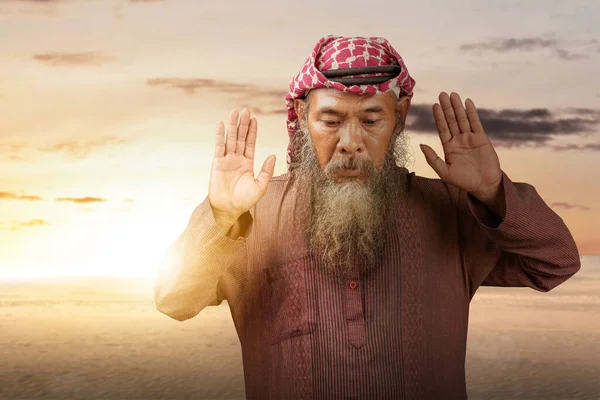 Homem Muçulmano Com Uma Barba Vestindo Keffiyeh Com Ágata Posição — Fotografia de Stock