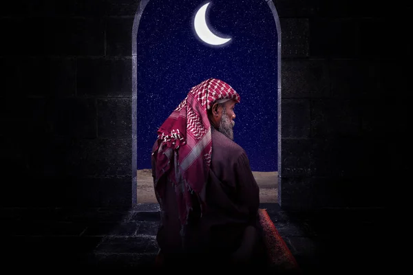 Muzułmanin Brodą Ubrany Keffiyeh Agalem Pozycji Modlitewnej Salat Dywanie Modlitewnym — Zdjęcie stockowe