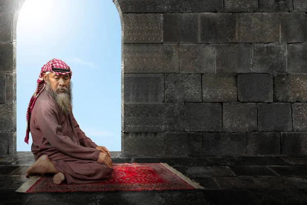 Muslim Pria Dengan Jenggot Mengenakan Keffiyeh Dengan Agal Dalam Posisi — Stok Foto
