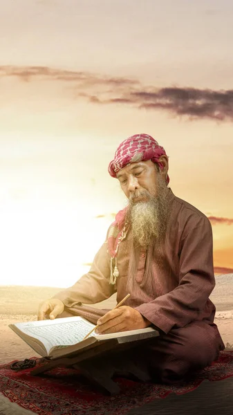 Muszlim Férfi Szakállal Visel Keffiyeh Agal Olvassa Koránt Imaszőnyegen Naplemente — Stock Fotó