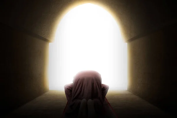 Μουσουλμάνος Γενειάδα Φορώντας Keffiyeh Agal Στάση Προσευχής Salat Στο Χαλί — Φωτογραφία Αρχείου
