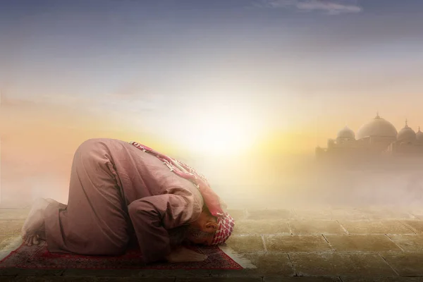 Muslimský Muž Vousy Sobě Keffiyeh Agal Modlící Pozici Salát Modlitebním — Stock fotografie