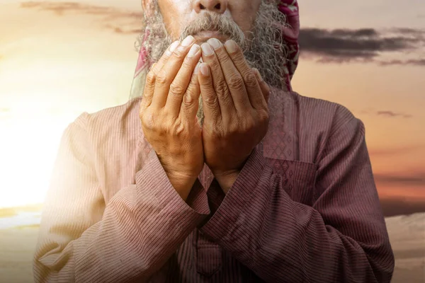 Мусульманин Бородой Кеффие Агалом Молитве Подняв Руки Фоне Заката — стоковое фото