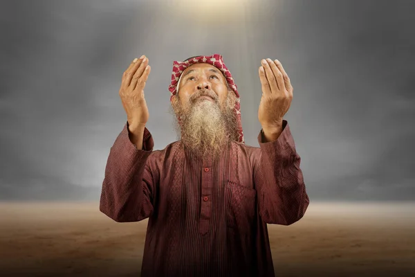 穆斯林男子 留着胡子 头戴头巾 头戴伊斯兰头巾 双手高举 背景引人注目 — 图库照片