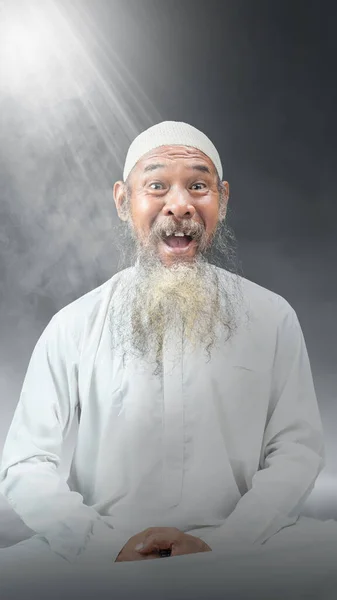 留着胡子 头戴白帽 背景明亮的穆斯林男子 — 图库照片