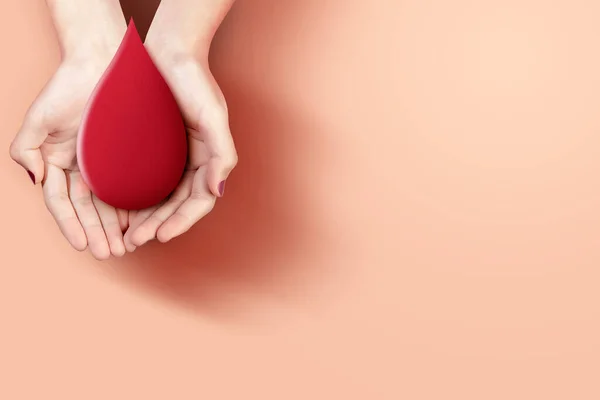 人的手显示红血滴 世界献血日的概念 — 图库照片