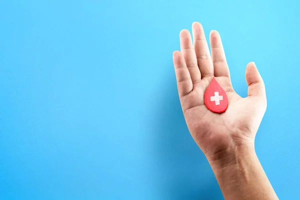 Menselijke Hand Toont Rode Bloeddruppel Wereldbloed Donor Dag Concept — Stockfoto