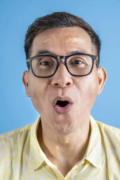 Homem Com Óculos Uma Camisa Sobre Fundo Colorido — Fotografia de Stock