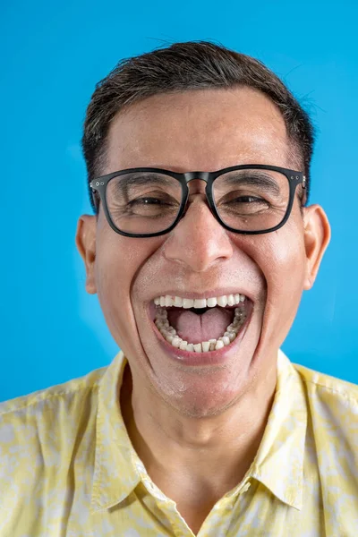 Homem Com Óculos Uma Camisa Sobre Fundo Colorido — Fotografia de Stock