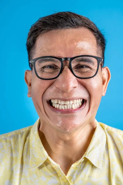 Uomo Con Gli Occhiali Una Camicia Piedi Uno Sfondo Colorato — Foto Stock