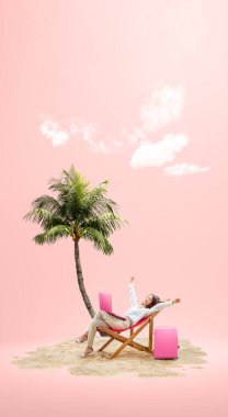 Dizüstü bilgisayarı olan Asyalı iş kadını renkli arka planlı plaj sandalyesinde dinleniyor. 