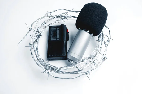 Mikrofon Und Aufnahmegerät Mit Stacheldraht Auf Weißem Hintergrund — Stockfoto