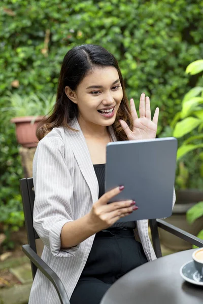 Asiatisk Affärskvinna Som Använder Tablett Caféet — Stockfoto