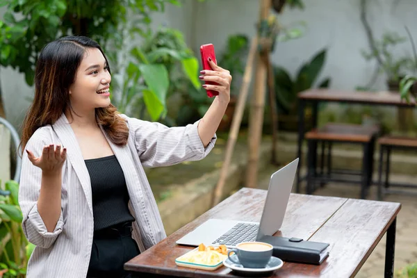 Empresaria Asiática Usando Teléfono Móvil Con Laptop Notebook Taza Café —  Fotos de Stock
