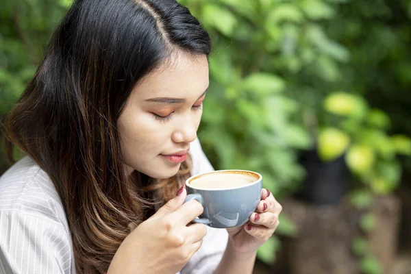Asijské Podnikatelek Pít Kávu Při Relaxaci Práci Kavárně — Stock fotografie