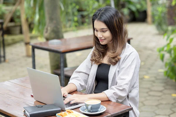 Empresária Asiática Usando Laptop Com Telefone Celular Notebook Xícara Café — Fotografia de Stock
