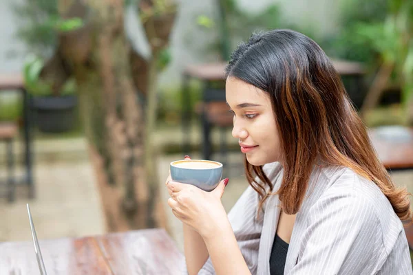 Asijské Podnikatelek Pít Kávu Při Relaxaci Práci Kavárně — Stock fotografie