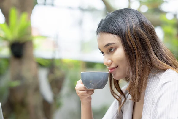 Asiáticas Empresarias Toman Café Mientras Relajan Después Del Trabajo Cafetería —  Fotos de Stock