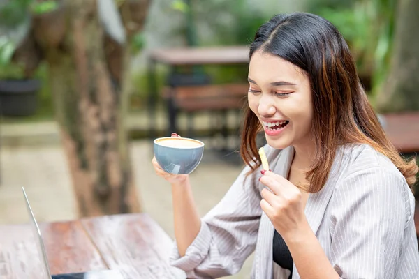 Asiáticas Empresarias Toman Café Mientras Relajan Después Del Trabajo Cafetería —  Fotos de Stock
