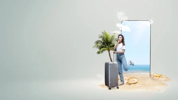 해변을 배경으로 핸드폰 모자와 가방을 아시아 — 스톡 사진